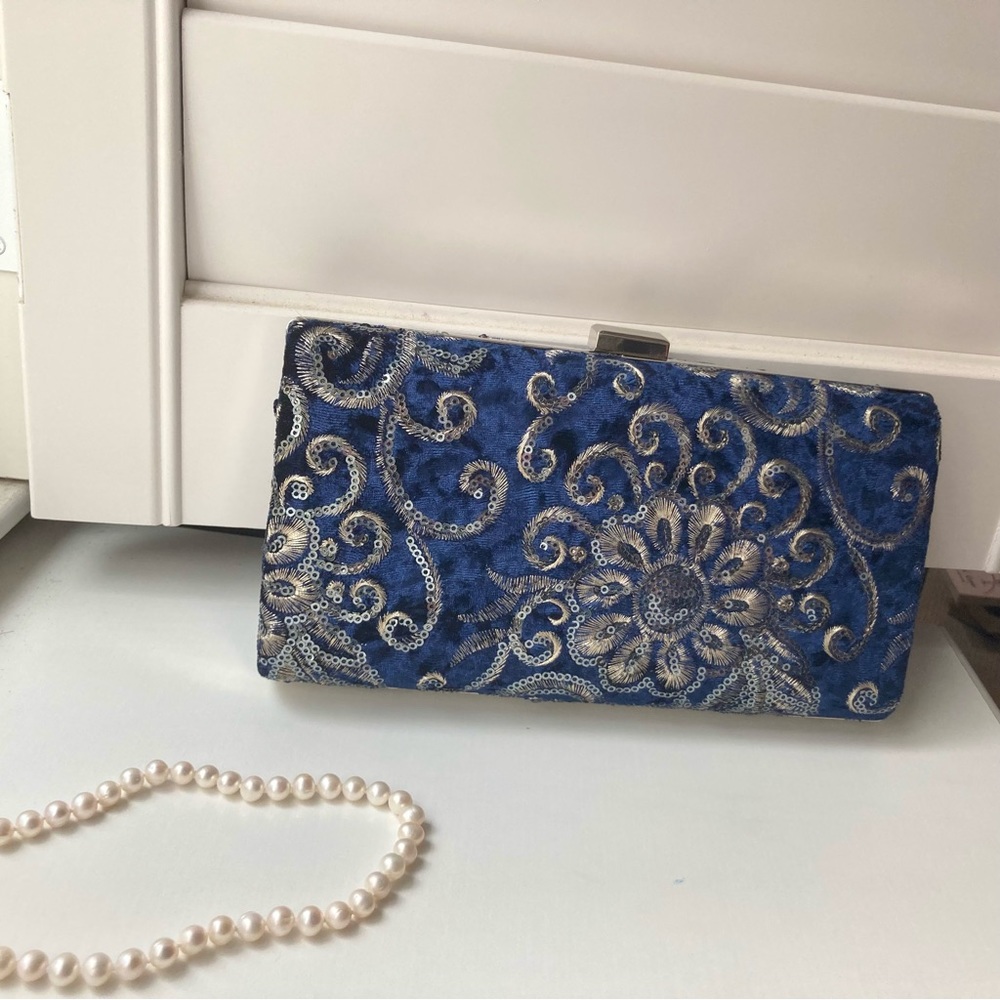 CLASSY EMBROIDERED CLUTCH BAG